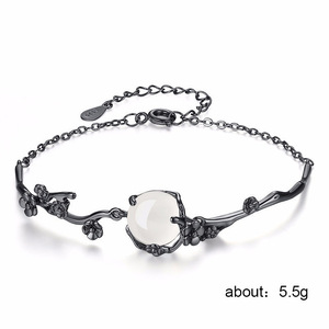Bracciale floreale da donna in calcedonio bianco con design a fiore di pesco, stile coreano, elegante, da indossare ogni giorno, gioielli alla moda - Product Image 4