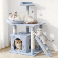Tour pour chat en lin gris clair moelleux avec deux condos fermés, hauteur réglable, poteaux à gratter en sisal écologiques et balles suspendues