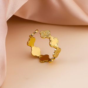 Anello Nuziale Elegante e Versatile in Acciaio Inossidabile con Quadrifoglio per Donne, Design Aperto Placcato Oro 18K, Regalo per Uso Quotidiano - Product Image 4