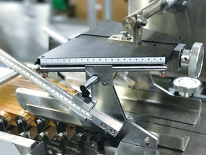 Máy Đóng Gói Dòng Chảy Chuyển Động Đa Năng Đa Năng Chất Lượng Cao Máy Đóng Gói Bằng Nhựa, Bao Bì Giấy Max.500mm - Product Image 3