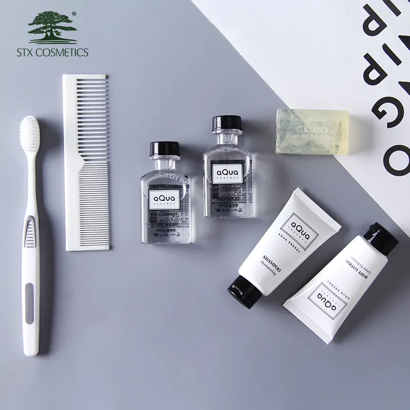 Conjunto de produtos luxuosos, shampoo e condicionador hotel