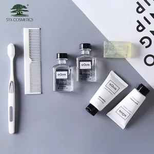 Conjunto de produtos luxuosos, shampoo e condicionador hotel