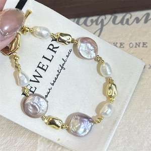 Bracelet en perles d'eau douce de forme baroque avec bouton artisanal, design de bouton OT, luxe léger, colliers de mode perlés, perle irrégulière - Product Image 4