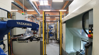 Robot industriel Yaskawa Motoman-Gp25, 25 kg, 1730 mm, avec pince personnalisée et clôture de sécurité pour le chargement et le déchargement de machines CNC