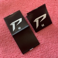 Étiquette en satin à double logo pliée au centre avec impression latérale pour vêtements, étiquette en tissu satiné brillant faite à la main avec logo principal