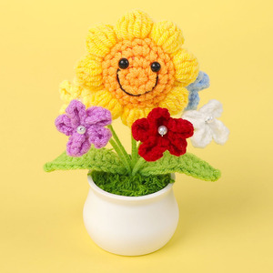 Bouquet de fleurs de myosotis tricotées à la main en pot, centre de table décoratif pour la maison, le bureau, la voiture, le bureau de travail, cadeau - Product Image 6