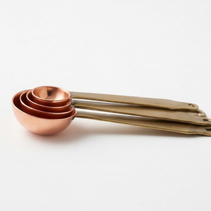 Ensemble élégant de cuillères doseuses en cuivre avec manches en laiton, outils de cuisine en métal pour des mesures culinaires précises - Product Image 1