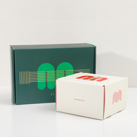 Boîte d'expédition auto-élevante de luxe personnalisée avec revêtement UV, en carton ondulé offset, taille et logo personnalisables pour l'emballage de vêtements