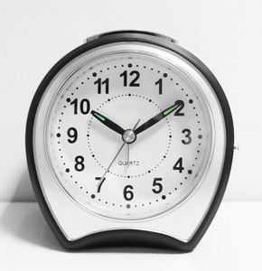 Réveil cloche noir de 5 pouces de style rétro avec veilleuse et mouvement silencieux - Product Image 1