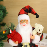 Figurine de Noël debout Père Noël en plaid rouge et noir avec ours en peluche et sac cadeau, décoration de maison en fer