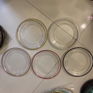 Assiette de présentation ronde décorative en acrylique transparent de 13 pouces avec bordure à perles dorées pour événements et dîners - Product Image 3