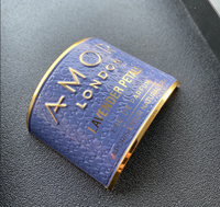 Badge métallique incurvé OEM, plaqué or, sérigraphié, médaillon 3D, forme personnalisée, autocollant adhésif pour marque de parfum