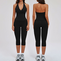 Ensemble de sport deux pièces tendance pour femme : pantalon de gym et débardeur dos nu pour le yoga