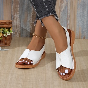 Sandales plates d'été pour femmes en cuir grainé avec bride arrière, bout fendu, design avant fermé, semelle antidérapante, chaussures de vacances d'extérieur - Product Image 2