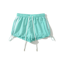 Nouvel ensemble rayé 2 pièces pour femme : T-shirt imprimé graffiti à rivets et short – Tenue décontractée pour femme
