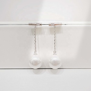 Boucles d'oreilles clous élégantes en argent sterling 925, personnalisées, simples, uniques, hypoallergéniques, pour femmes, avec perles, pour mariage. - Product Image 1