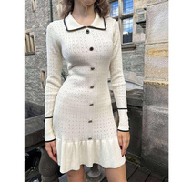 Gaun Rajut Pendek Wanita Model Tweed Vintage Kustom dengan Kerah Polo Kontras, Kancing Depan, dan Ruffle Vertikal di Bagian Bawah