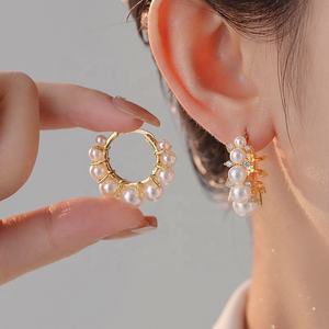 Boucles d'oreilles clous de luxe haut de gamme de style européen et américain avec perle, fermoir à boucle, style froid pour mondaines - Design personnalisé, vente en gros - Product Image 1