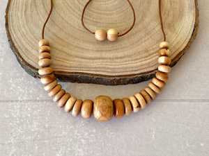 สร้อยคอไม้ทำมือจากลูกปัดไม้ธรรมชาติคุณภาพพรีเมียม ออกแบบมาสำหรับผู้ชาย ผู้หญิง และสวมใส่แฟชั่นในชีวิตประจำวัน - Product Image 2