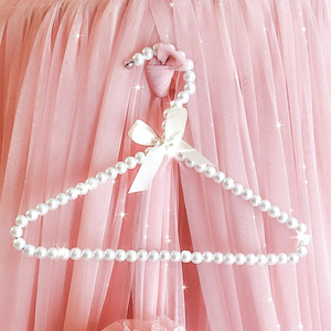 Vente <span class=keywords><strong>en</strong></span> gros de vêtements de luxe pour femmes <span class=keywords><strong>en</strong></span> plastique antidérapant perlé <span class=keywords><strong>cintre</strong></span> pour enfants bébé enfant boutique - Product Image 2