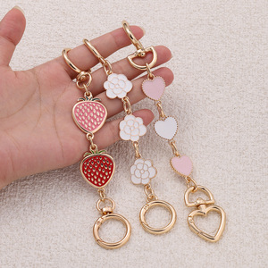 Colgante de cadena de aleación con diseño de fresa y corazón, accesorio de joyería DIY, colgante decorativo de moda para bolso de mano - Product Image 4