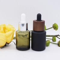 Bouteille en verre noir mat vert Olive à épaule oblique 30ml compte-gouttes de couleur avec couvercle compte-gouttes à Texture en bois foncé