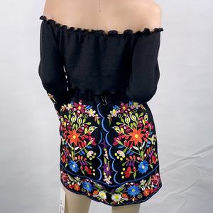 ชุดเซ็ตไหมพรมสำหรับผู้หญิง ดีไซน์ใหม่จากโรงงาน ประกอบด้วยเสื้อครอปแต่งระบายด้านหน้า และกระโปรงมินิปักลายดอกไม้ เหมาะสำหรับฤดูร้อน - Product Image 5