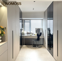 Armoire sur mesure élégante avec système de rangement moderne et service de conception personnalisée pour projets immobiliers de luxe