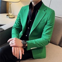 Blazer vert ajusté pour homme, à simple boutonnage, avec boutons blancs contrastants, idéal pour les soirées et bals de promo