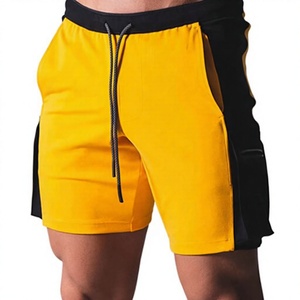 Shorts de sport pour hommes jaunes et noirs à blocs de couleur, taille élastiquée avec cordon de serrage, séchage rapide, taille mi-haute, avec bande latérale - Product Image 1