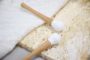 Fabricant de gros masseur oculaire EMS étanche et anti-rides en bois naturel, matériau céramique - Product Image 2