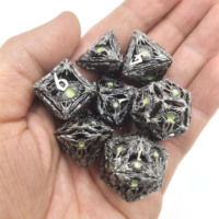 Nouveauté 1pc argent creux en métal sculpté jeu de dés Logo personnalisé écologique pour les jeux de société DND & Cthulhu