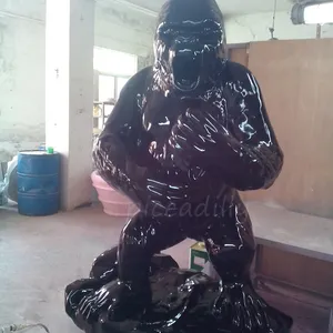 Tema animal decoração ao ar livre escultura de gorila de fibra de vidro para venda