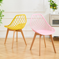 Chaise de salle à manger moderne et simple avec pieds en bois massif et assise en plastique PP creux pour la maison, l'extérieur et les restaurants
