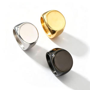 Bague signet en acier inoxydable massif plaqué or PVD avec logo gravé, bijou personnalisé, cadeau - Product Image 1