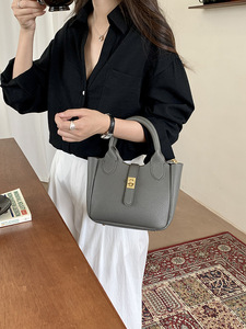 La Nuova Borsa a Tracolla 2025 per Donne È un Accessorio di Nicchia e di Alta Gamma. È un accessorio primaverile versatile. - Product Image 1