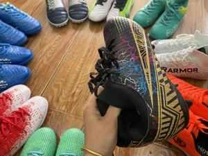 Chaussures de football pour hommes en gros à prix réduit, chaussures de football pour étudiants, produit en stock, vente chaude - Product Image 2
