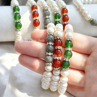 Bracelet de perles baroques blanches d'eau douce naturelles de 7 à 8 mm Muses Jewels, avec cordon élastique exquis et accessoires en pierres naturelles multicolores