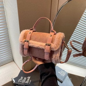 Vente en gros d'usine de petits sacs à main en peluche pour jeunes femmes sacs à main en peluche pour filles design sacs à main en <span class=keywords><strong>fausse</strong></span> <span class=keywords><strong>fourrure</strong></span> pour femmes - Product Image 4