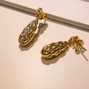 Boucles d'oreilles pour femmes en or 18 carats à motif tressé, diamants de laboratoire de 0,226 CT ronds, bijoux de fête de luxe d'inspiration vintage - Product Image 2