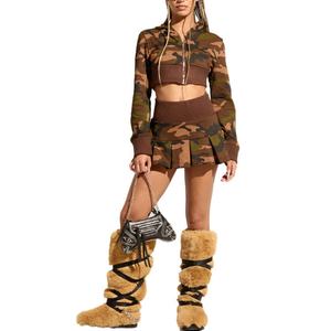 ชุดเซ็ตสตรีทแวร์ผู้หญิงลายพรางพิมพ์ดิจิทัลผ้าเทอร์รี่คอตตอนพร้อมฮู้ดครอปและกระโปรงมินิทรงเอวสูงจีบระบาย  ชุดเซ็ตสองชิ้นสำหรับผู้หญิงพร้อมโลโก้แบบกำหนดเอง - Product Image 3