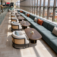 Mobilier de restaurant commercial J2S : Banquettes linéaires, chaises rembourrées tissées, tables en bois – Projets d'aménagement intérieur sur mesure