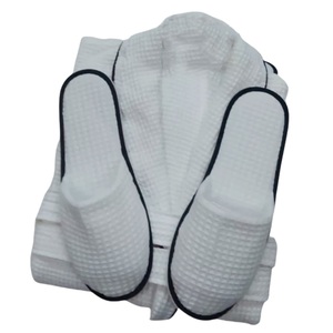 طقم روب استحمام وشبشب مخصص بنمط خلية النحل، روب استحمام قطني أبيض بنسيج وافل مع حواف سوداء للفنادق - Product Image 1