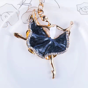 Le porte-clés féerique de la ballerine élégante, un porte-clés scintillant en strass et cristal, est un bijou charmant pour les sacs de femmes - Product Image 4