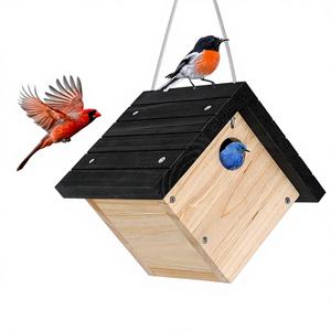 Casa para Pájaros Colgante de Cedro, Tamaño Personalizado, Ecológica, de Madera y Bambú para Exteriores - Product Image 1