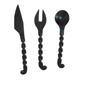 Ensemble de couverts vintage en métal noir élégant avec manche torsadé, couteau, fourchette, cuillère, finition mate, durable, vaisselle de table pour mariage - Product Image 1