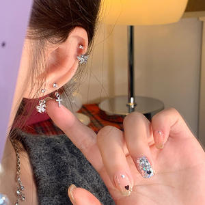 ต่างหูเม็ดเดี่ยวเซอร์โคเนียทรงลูกบาศ์กสีเงินคุณภาพสูงแบบทันสมัยสำหรับผู้หญิง - Product Image 3