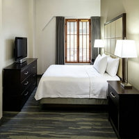 Ensemble de meubles modernes modulaires pour suite d'hôtel à séjour prolongé : lit mural, canapé, table à manger, chaises, table de chevet, chambre, appartement