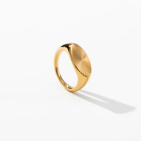 YF6229 Anlauffreier Schmuck Wasserdichter 18K Gold PVD Edelstahl Sonnenstrahlen-Gravur Ovaler Siegelring für Damen