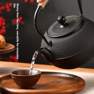 Flamme nue chauffage vieux pot <span class=keywords><strong>en</strong></span> fer théière <span class=keywords><strong>en</strong></span> <span class=keywords><strong>fonte</strong></span> extérieur bouillant charbon de bois <span class=keywords><strong>feu</strong></span> bouilloire poêle à bois thé services <span class=keywords><strong>en</strong></span> <span class=keywords><strong>fonte</strong></span> - Product Image 3